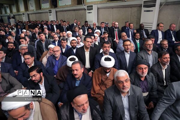 دیدار مسئولان نظام و میهمانان کنفرانس وحدت اسلامى‌ با مقام معظم رهبری