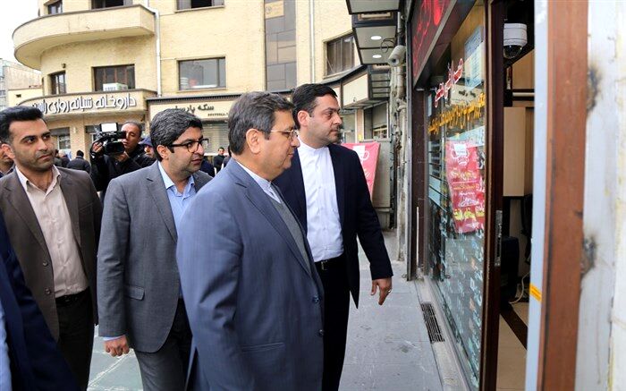 بازدید سرزده رئیس کل بانک مرکزی از صرافی‌های میدان فردوسی + تصاویر