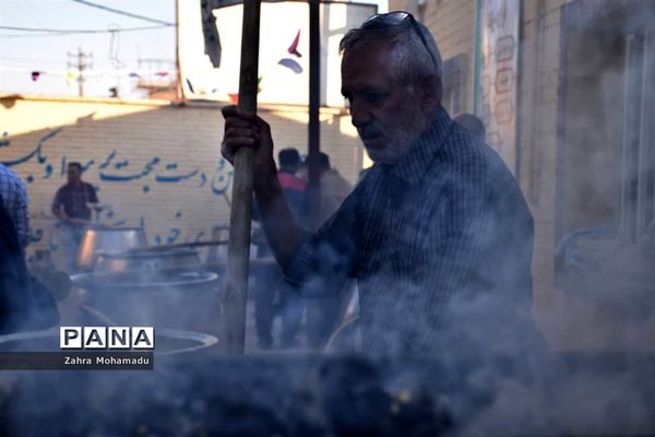 پخت و توزیع شله‌زرد در شیراز به مناسبت آغاز امامت حضرت مهدی (ع)
