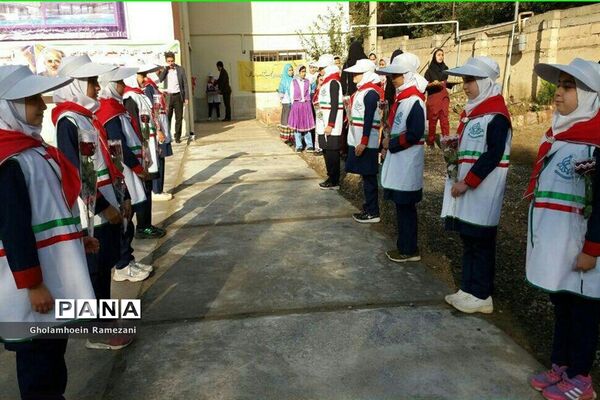 استقبال پیشتازان مازندران از وزیر آموزش‌وپرورش در غرب استان