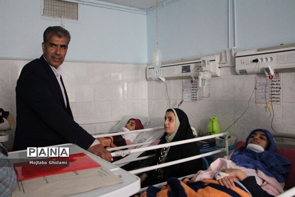 عیادت مدیر سازمان دانش آموزی خراسان جنوبی از پیشتازان حادثه دیده
