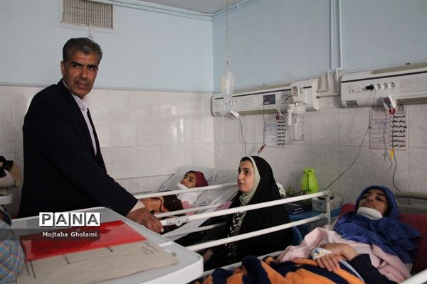 عیادت مدیر سازمان دانش آموزی خراسان جنوبی از پیشتازان حادثه دیده