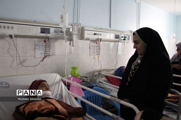 عیادت مدیر سازمان دانش آموزی خراسان جنوبی از پیشتازان حادثه دیده