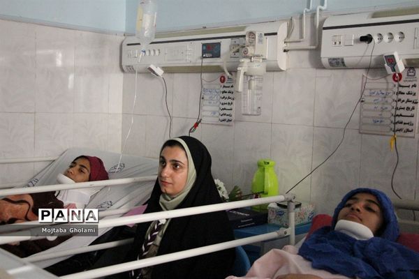 عیادت مدیر سازمان دانش آموزی خراسان جنوبی از پیشتازان حادثه دیده