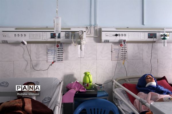 عیادت مدیر سازمان دانش آموزی خراسان جنوبی از پیشتازان حادثه دیده