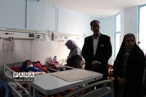 عیادت مدیر سازمان دانش آموزی خراسان جنوبی از پیشتازان حادثه دیده