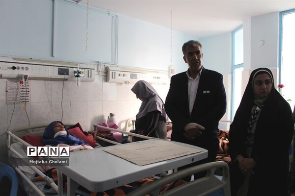 عیادت مدیر سازمان دانش آموزی خراسان جنوبی از پیشتازان حادثه دیده