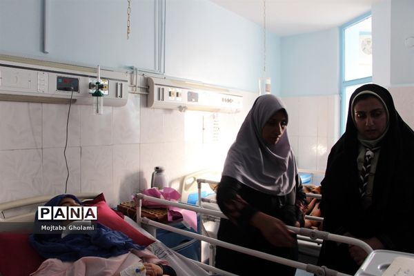 عیادت مدیر سازمان دانش آموزی خراسان جنوبی از پیشتازان حادثه دیده