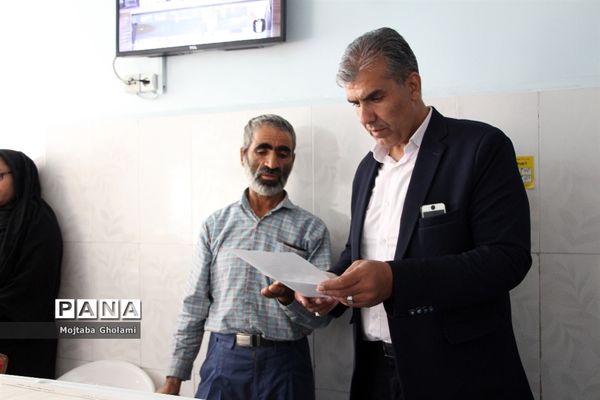 عیادت مدیر سازمان دانش آموزی خراسان جنوبی از پیشتازان حادثه دیده