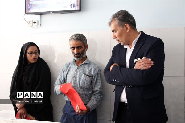 عیادت مدیر سازمان دانش آموزی خراسان جنوبی از پیشتازان حادثه دیده