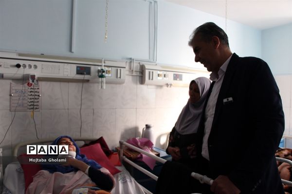 عیادت مدیر سازمان دانش آموزی خراسان جنوبی از پیشتازان حادثه دیده