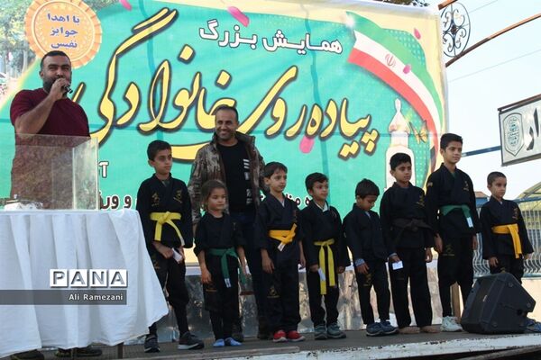 همایش پیاده‌روی خانوادگی در قائمشهر
