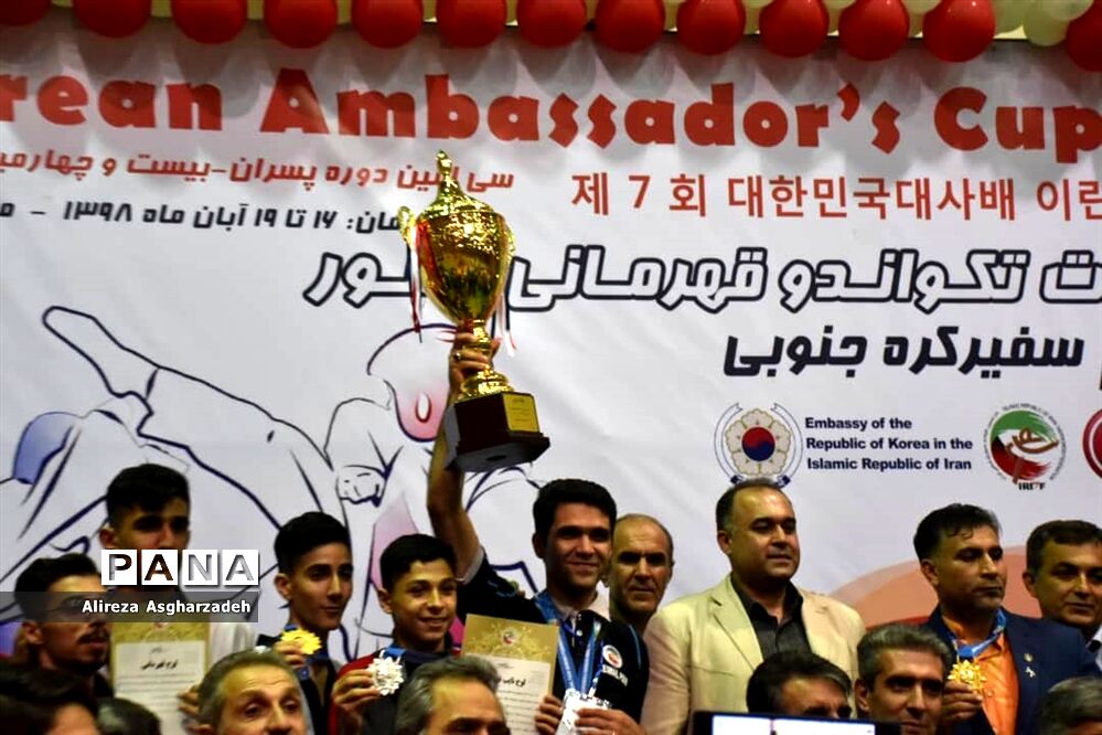 اهدای مدال مسابقات تکواندو قهرمانی کشور