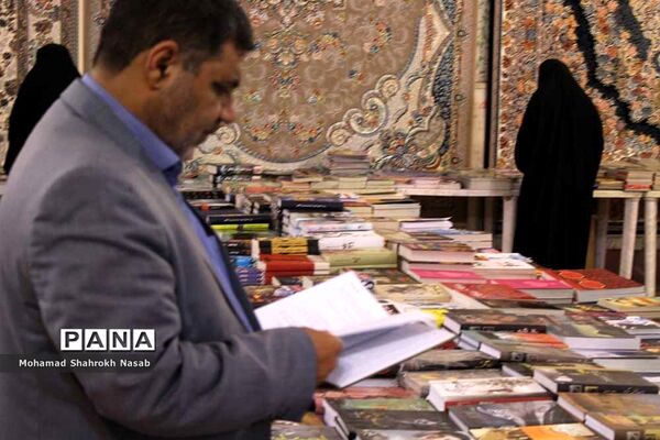 افتتاح نمایشگاه کتاب به مناسبت هفته کتاب و کتابخوانی در سازمان دانش‌آموزی خوزستان