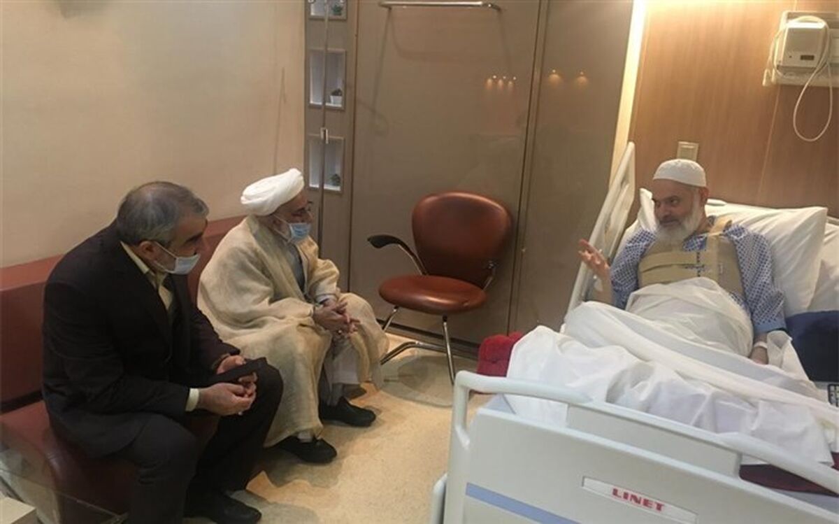 عیادت دبیر شورای نگهبان از آیت‌الله حسینی بوشهری + تصویر