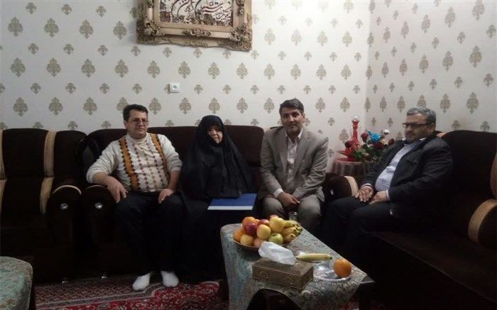 دیدار مدیر کل آموزش و پرورش استان و هیئت همراه با خانواده گرانقدر شهید والا مقام عظمت سلیمی