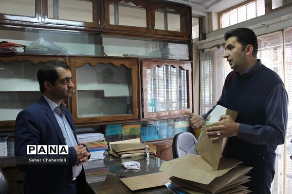 بازدید رئیس سازمان دانش‌آموزی همدان از مرکز مدیریت اسناد و کتابخانه ملی منطقه غرب کشور