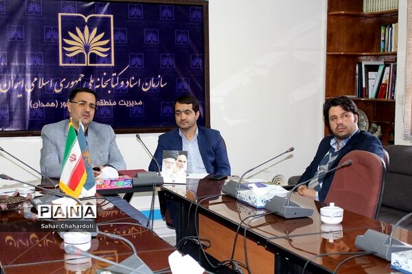 بازدید رئیس سازمان دانش‌آموزی همدان از مرکز مدیریت اسناد و کتابخانه ملی منطقه غرب کشور