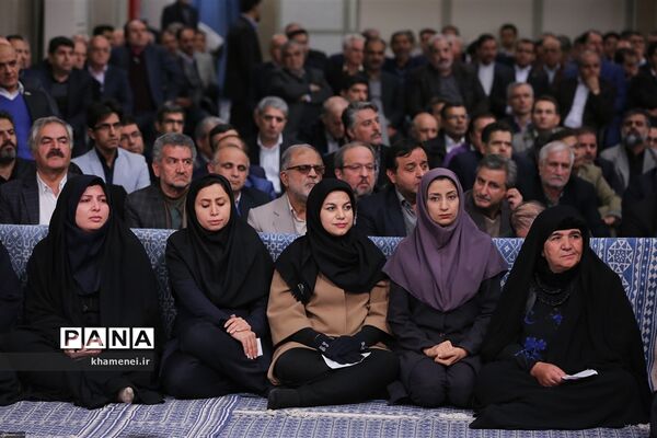 دیدار جمعی از تولیدکنندگان، کارآفرینان و فعالان اقتصادی با رهبر انقلاب اسلامی