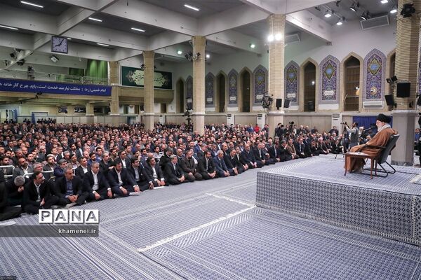دیدار جمعی از تولیدکنندگان، کارآفرینان و فعالان اقتصادی با رهبر انقلاب اسلامی