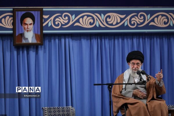 دیدار جمعی از تولیدکنندگان، کارآفرینان و فعالان اقتصادی با رهبر انقلاب اسلامی