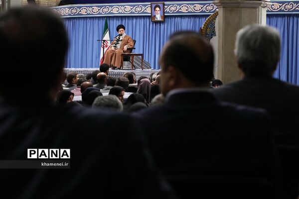 دیدار جمعی از تولیدکنندگان، کارآفرینان و فعالان اقتصادی با رهبر انقلاب اسلامی