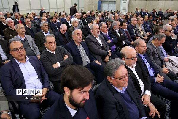 دیدار جمعی از تولیدکنندگان، کارآفرینان و فعالان اقتصادی با رهبر انقلاب اسلامی