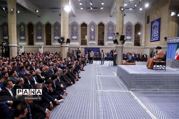 دیدار جمعی از تولیدکنندگان، کارآفرینان و فعالان اقتصادی با رهبر انقلاب اسلامی