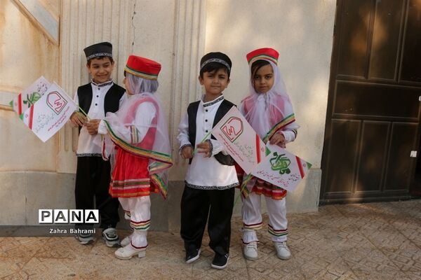 افتتاحیه نمایشگاه دست سازه‌های دانش‌آموزان  با مشارکت اولیا در بوشهر