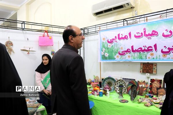 افتتاحیه نمایشگاه دست سازه‌های دانش‌آموزان  با مشارکت اولیا در بوشهر