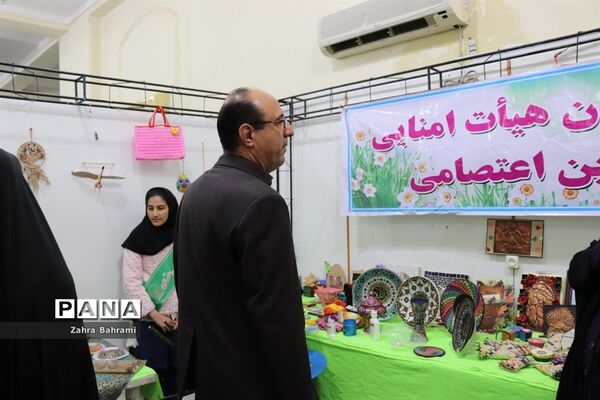 افتتاحیه نمایشگاه دست سازه‌های دانش‌آموزان  با مشارکت اولیا در بوشهر