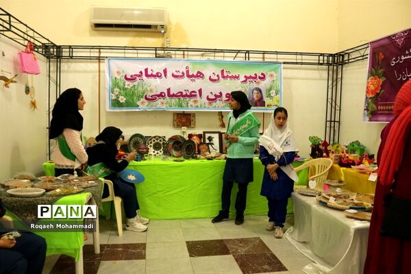 افتتاحیه نمایشگاه دست سازه‌های دانش‌آموزان  با مشارکت اولیا در بوشهر