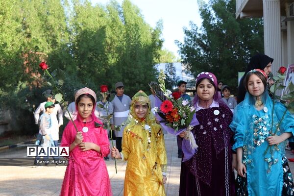 افتتاحیه نمایشگاه دست سازه‌های دانش‌آموزان  با مشارکت اولیا در بوشهر