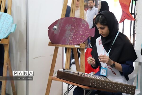 افتتاحیه نمایشگاه دست سازه‌های دانش‌آموزان  با مشارکت اولیا در بوشهر