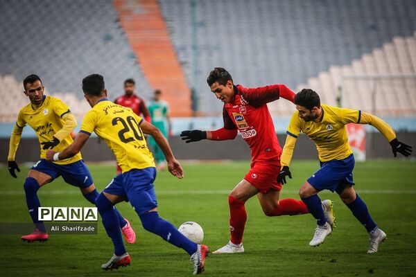 دیدار تیم های فوتبال پرسپولیس تهران و نفت مسجد سلیمان