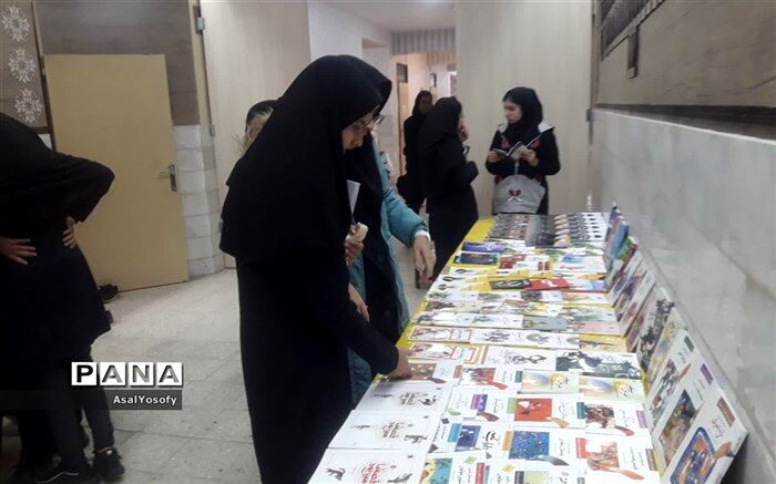 برگزاری  نمایشگاه کتاب در آموزشگاه فرزانگان کاشمر