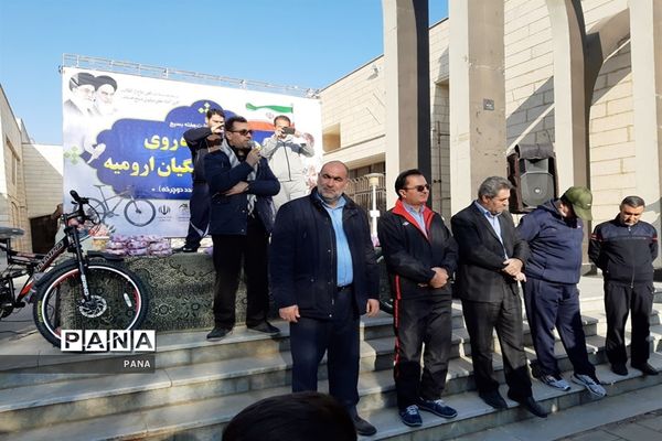 پیاده‌روی فرهنگیان بسیجی به‌مناسبت گرامیداشت هفته بسیج در ارومیه