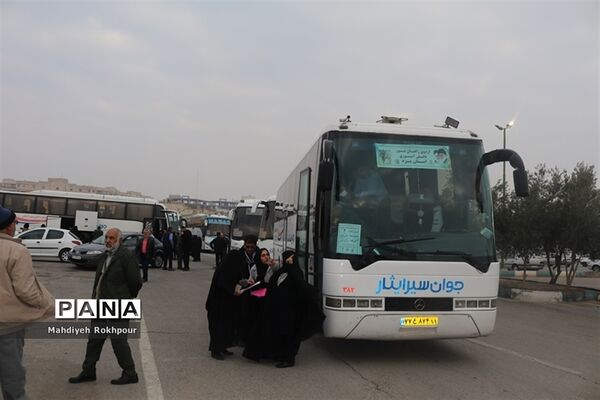 اعزام دانش آموزان دختر یزدی  به اردوی راهیان نور