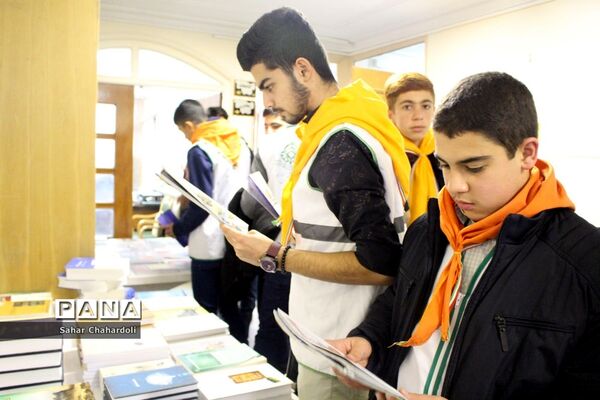 بازدید دانش‌آموزان پیشتاز هنرستان شهید شبیری از کتابخانه ملی غرب کشور