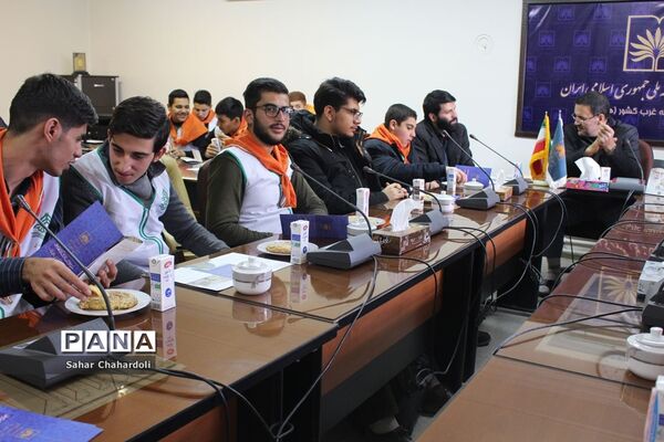 بازدید دانش‌آموزان پیشتاز هنرستان شهید شبیری از کتابخانه ملی غرب کشور