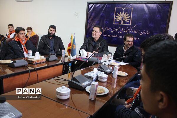 بازدید دانش‌آموزان پیشتاز هنرستان شهید شبیری از کتابخانه ملی غرب کشور