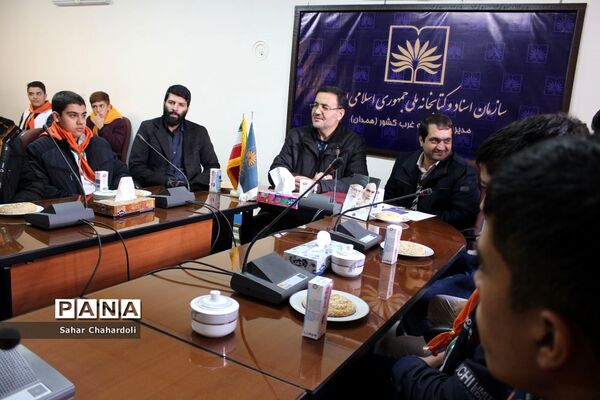 بازدید دانش‌آموزان پیشتاز هنرستان شهید شبیری از کتابخانه ملی غرب کشور