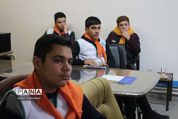 بازدید دانش‌آموزان پیشتاز هنرستان شهید شبیری از کتابخانه ملی غرب کشور