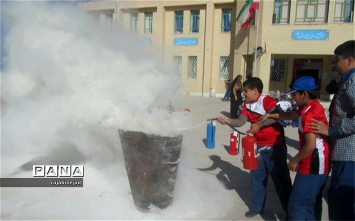 بیست و یکمین مانور سراسری زلزله همزمان با سراسر کشور در مدارس ابرکوه برگزارشد