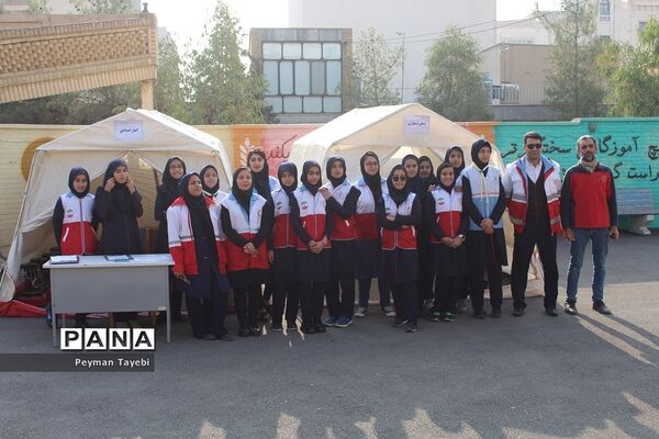 بیست و یکمین مانور سراسری زلزله در دبیرستان راه زینب سمنان