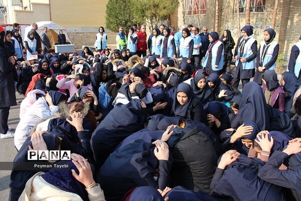 بیست و یکمین مانور سراسری زلزله در دبیرستان راه زینب سمنان