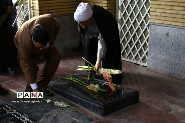 عطر افشانی گلزار شهدای رباط کریم به مناسبت هفته بسیج