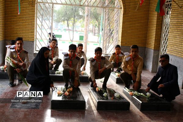 عطر افشانی گلزار شهدای رباط کریم به مناسبت هفته بسیج