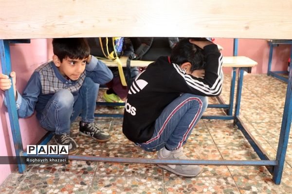 مانور سراسری زلزله در دبستان شهید عاشوری بوشهر