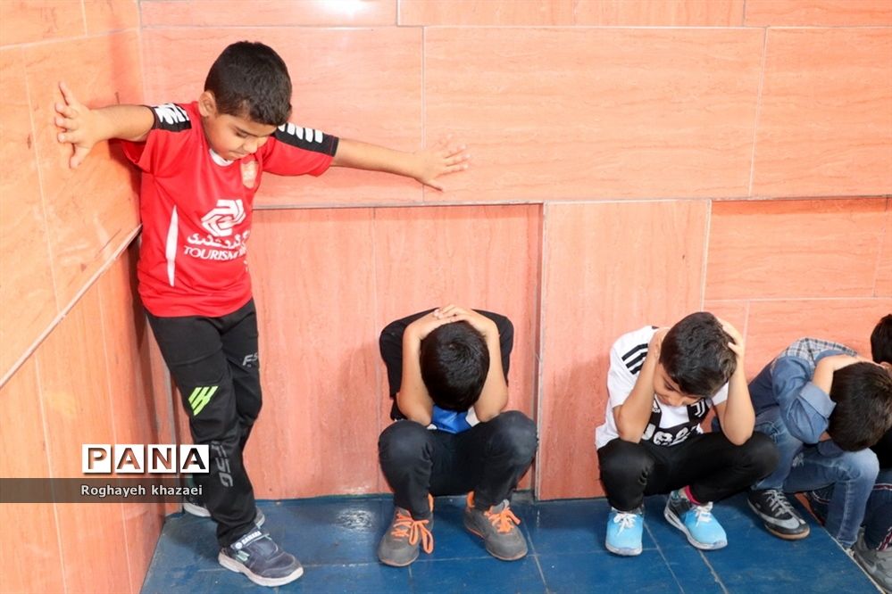 مانور سراسری زلزله در دبستان شهید عاشوری بوشهر